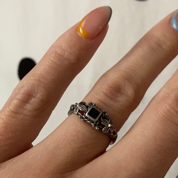 Sterling silver ring with black square - Picture 2 of 4